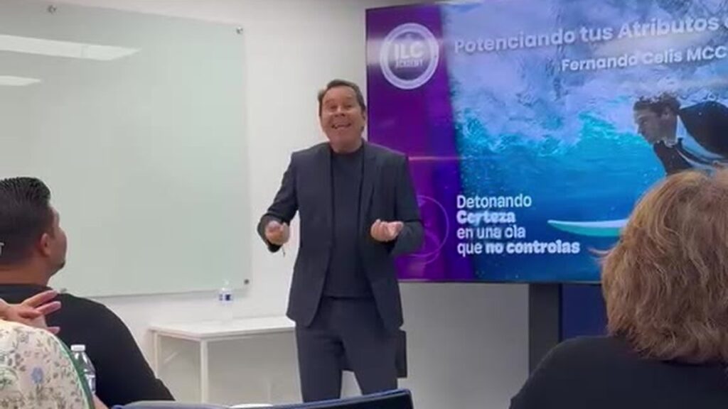 El ponente Fernando Celis frente al equipo, con la pantalla de la sesión al fondo