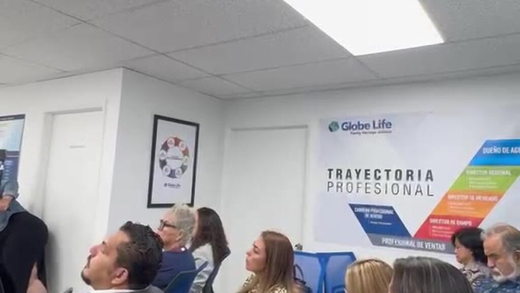 Cartel de Globe Life con la escalera de trayectoria profesional en la pared